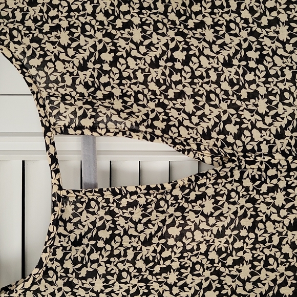 Banana Republic Factory flutter sleeve floral tie-neck blouse - Picture 13 of 16